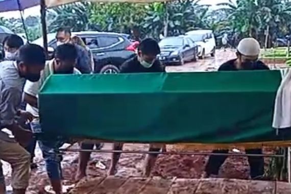 Hujan Iringi Pemakaman Idang Rasjidi, Sang Anak: Semoga Pertanda Baik - JPNN.COM