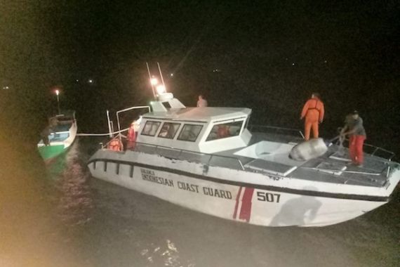 Bakamla RI Temukan Longboat Mati Mesin di Perairan Tanjung Tamedan - JPNN.COM