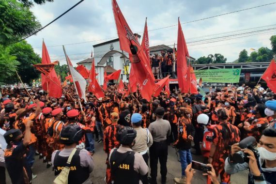 Ratusan Massa Pemuda Pancasila Geruduk Kantor DPRD Depok, Tuntut Hal Ini - JPNN.COM