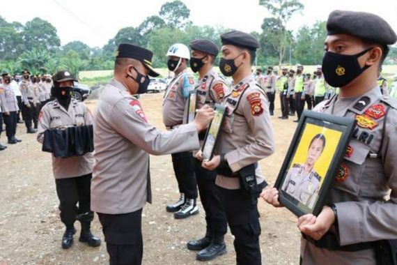 4 Foto Oknum Polisi Langsung Dicoret, Kapolres: Jangan Bermain-main! - JPNN.COM