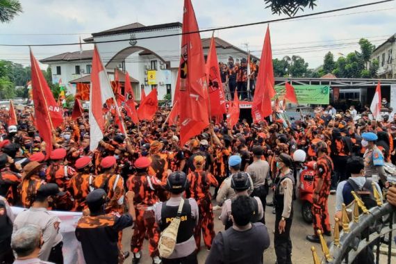 Pemuda Pancasila Gelar Aksi di DPRD Depok, Tuntut Junimart Girsang Dicopot - JPNN.COM