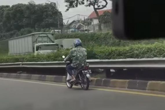 Pria Berbaju Loreng Berbuat Terlarang di Tol Jatiwarna - JPNN.COM