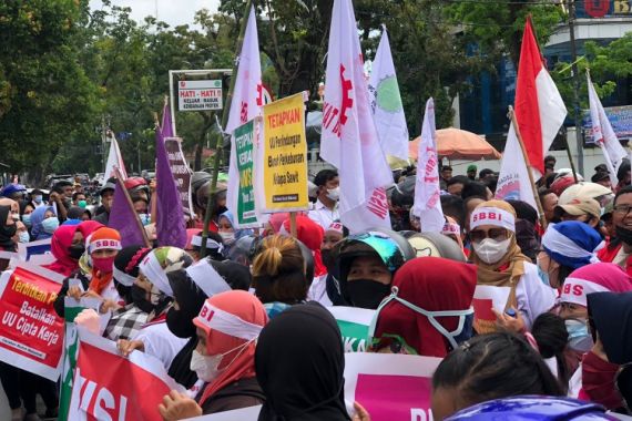 Buruh di Sumut Kembali Turun ke Jalan Minta Gubernur Revisi UMP 2022 - JPNN.COM