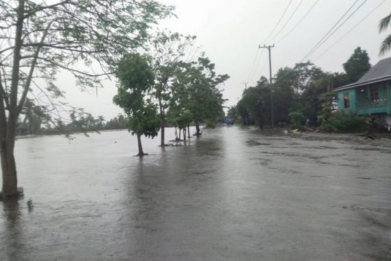 Banjir Besar di Kabupaten Soppeng, 2 Rumah Hanyut - JPNN.COM