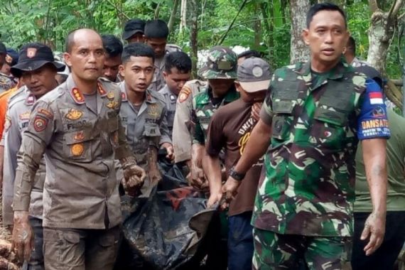 1 Jenazah Korban Banjir Bandang Lombok Barat Ditemukan Tertutup Tumpukan Kayu - JPNN.COM