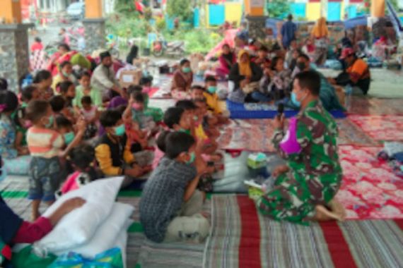 Dinas Psikologi TNI AL Beri Bantuan Healing kepada Anak-Anak Pengungsi Semeru - JPNN.COM