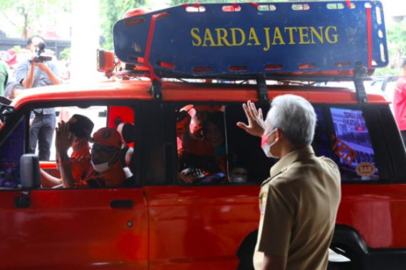 Ganjar Pranowo Kirim Bantuan dan 50 Sukarelawan untuk Korban Erupsi Gunung Semeru - JPNN.COM