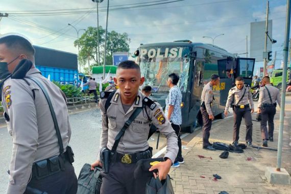 Bus Berisi Siswa Sekolah Polisi Negara Tabrakan dengan Truk, Ngeri, Ada yang Tewas - JPNN.COM