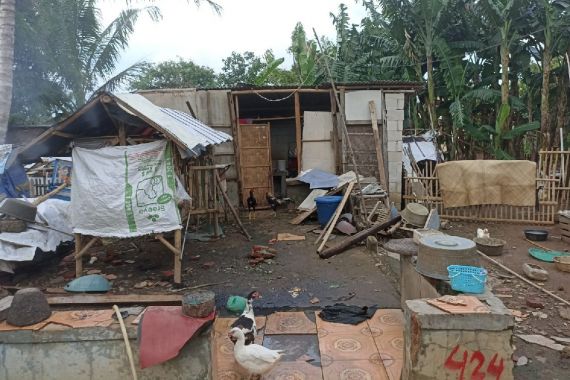 Detik-Detik 28 Rumah Hancur Diterjang Angin Puting Beliung di Tangerang - JPNN.COM