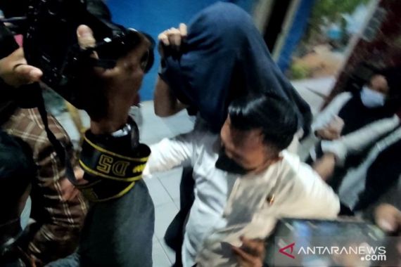 Oknum Dosen Unsri Tersangka Pelecehan Seksual Menutupi Wajahnya dengan Jaket, Lihat - JPNN.COM