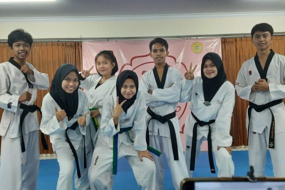 UKM Taekwondo UPY Sabet 5 Emas dan 4 Perunggu di Kejurnas Poomsae UTI Pro - JPNN.COM