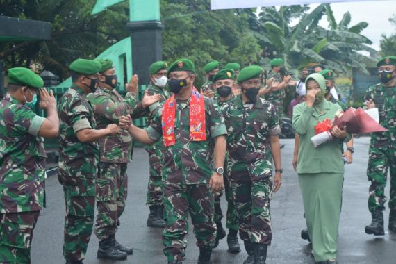 Ratusan Anggota Kodim Depok Sambut Kedatangan Kolonel Aulia Fahmi Dalimunthe - JPNN.COM