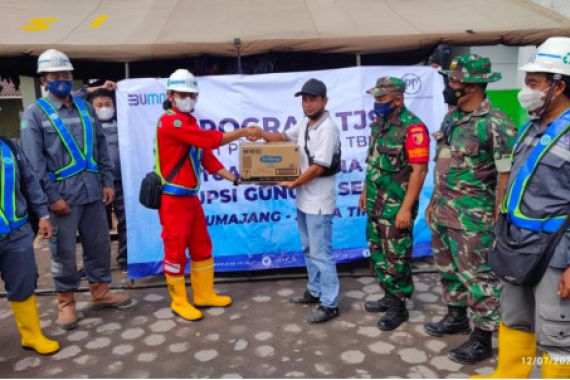 PT PP Salurkan Bantuan untuk Para Korban Erupsi Gunung Semeru - JPNN.COM