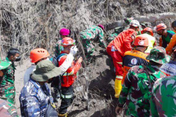 Satgas TNI AL Bantu Warga Terdampak Bencana Erupsi Gunung Semeru - JPNN.COM