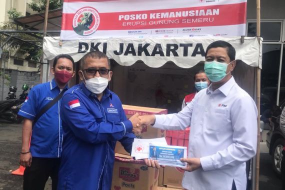 Demokrat Peduli Semeru, Anggota DPRD DKI Ini Ikut Bantu Warga Lumajang - JPNN.COM