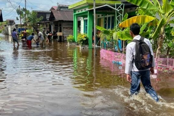 Luapan Air Sungai Kapuas Merendam Rumah warga di Pontianak - JPNN.COM