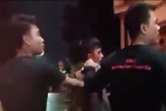 Video Viral, Anggota Polri Dikeroyok Orang Tak Dikenal di Pondok Indah - JPNN.COM