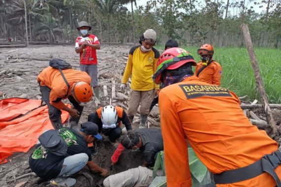 Innalillah, Jumlah Korban Meninggal Dunia Akibat Erupsi Gunung Semeru 34 Orang  - JPNN.COM
