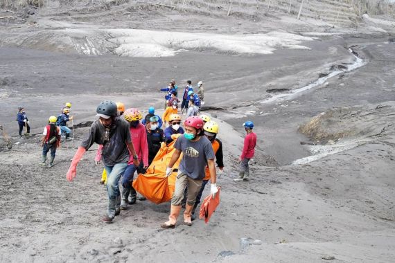 46 Meninggal, 9 Masih Hilang Akibat Awan Panas Guguran Gunung Semeru - JPNN.COM