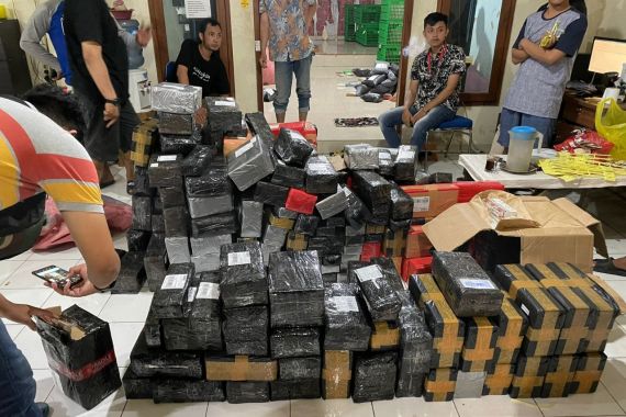 Bea Cukai Gagalkan Penyelundupan Ratusan Ribu Rokok Ilegal Berbagai Modus - JPNN.COM