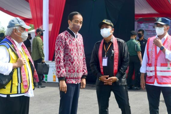 Lihat Tuh, Jaket Bomber Jokowi Keren Banget, Dipakai Buat Resmikan Bandara Tebelian - JPNN.COM
