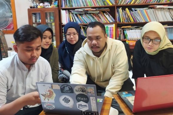 4 Mahasiswa Beraksi di TBM Bukit Duri Bercerita, Patut Dicontoh - JPNN.COM