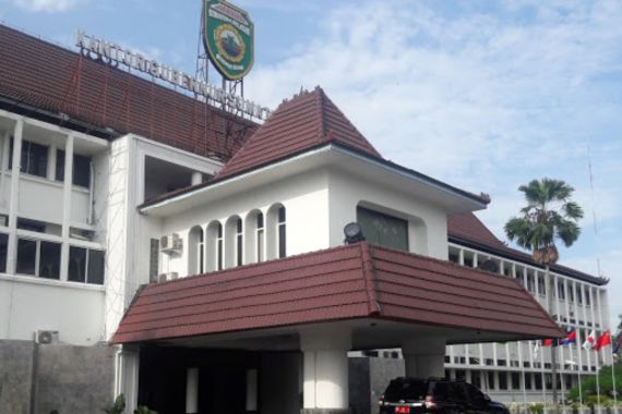 Siang Bolong, Kantor Gubernur Sumsel Mendadak Mencekam, Ada Darah Mengalir - JPNN.COM