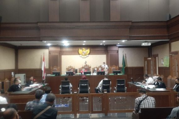 Gegara Ditegur Hakim, Nia Ramadhani dan Ardi Bakrie Hadiri Persidangan Tepat Waktu - JPNN.COM