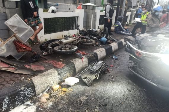 Mobil Tabrak Pesepeda Motor, 2 Luka, Bubur Berserakan di Jalan - JPNN.COM