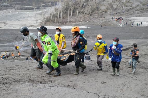 Innalillahi, 43 Orang Meninggal Dunia Akibat Erupsi Gunung Semeru - JPNN.COM