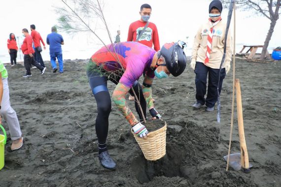 Ganjar Pranowo Gencarkan Aksi Tanam Ribuan Pohon di Musim Hujan - JPNN.COM