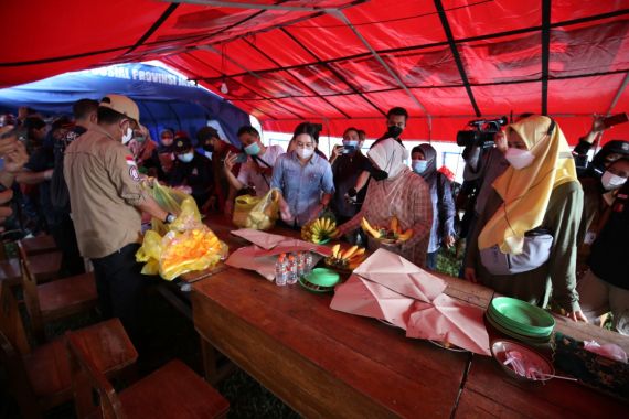 Kemensos Salurkan Makanan Siap Saji untuk Penyintas Erupsi Gunung Semeru - JPNN.COM