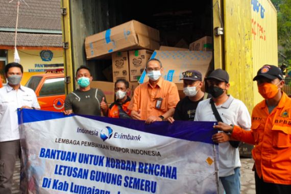 LPEI Peduli Salurkan Bantuan Bagi Para Korban Erupsi Gunung Semeru - JPNN.COM