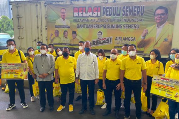 Relasi Airlangga Bawa Bantuan Ribuan Sembako untuk Korban Erupsi Gunung Semeru - JPNN.COM