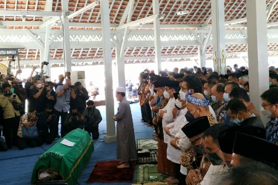 Sejumlah Pejabat Ikut Salatkan Almarhum Wali Kota Bandung - JPNN.COM