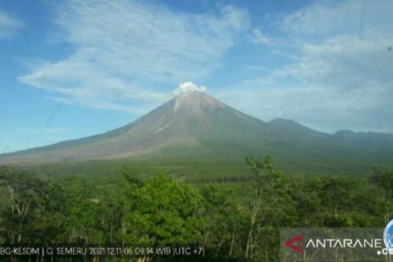 Hari Ini Aktivitas Gunung Semeru Didominasi Gempa Guguran dan Erupsi - JPNN.COM