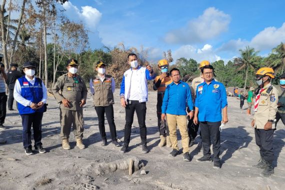 Tinjau Masyarakat Terdampak Erupsi Semeru, KNPI Salurkan Bantuan - JPNN.COM