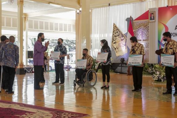 Sri Sultan HB X Berikan Penghargaan untuk Kontingen DIY di PON XX dan Peparnas XVI - JPNN.COM