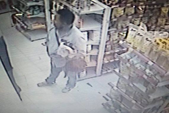 Di Manakah Duit Rp 32 Juta Milik Pengusaha H Demang? Orang Ini Terekam CCTV - JPNN.COM