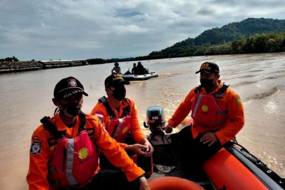 Perahu Naga Menabrak Tiang Jembatan, 2 Orang Tewas - JPNN.COM