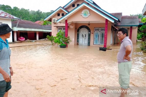 Mohon Doanya, 20 Warga Terjebak Banjir, 40 Rumah Tergenang, 1 Jembatan Roboh - JPNN.COM