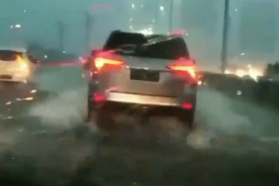 Rifat Sungkar: Jangan Manyalakan Lampu Hazard Saat Hujan Deras, Berbahaya!  - JPNN.COM