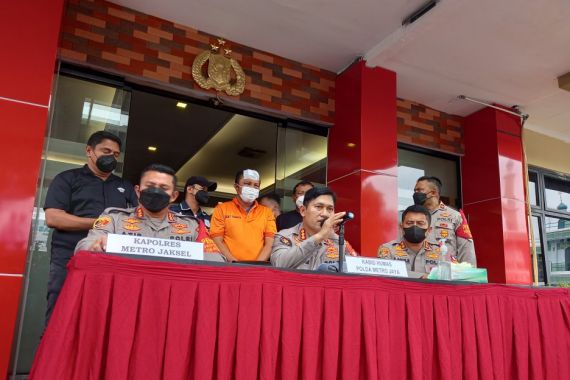 Detik-Detik Perampokan di Jagakarsa, Pelaku Menodongkan Senjata, Menyandera 2 Wanita - JPNN.COM