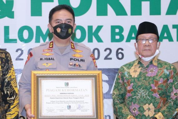 Selamat, Irjen Iqbal Dapat Penghargaan dari Akbar Tandjung  - JPNN.COM