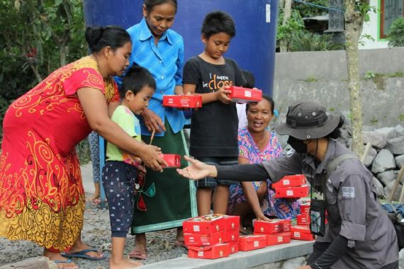 Badan Wakaf Al-Qur'an Salurkan Bantuan untuk Pengungsi Erupsi Gunung Semeru - JPNN.COM