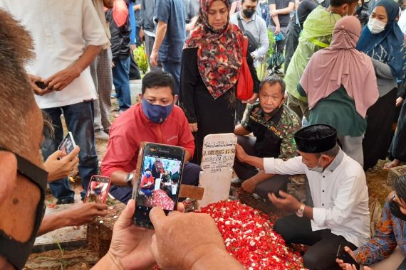 Makam Haji Lulung jadi Objek Swafoto Pelayat - JPNN.COM