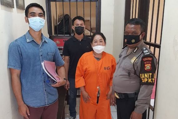 Gusti Ayu Suratni Tersangka Penggelapan Uang Miliaran, Lihat Penampilannya di Kantor Polisi - JPNN.COM