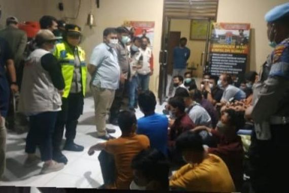 25 Pasangan Bukan Suami Istri Lagi Asyik Berduaan di Kamar, Tiba-Tiba Digedor Polisi - JPNN.COM