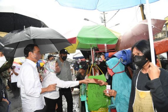 Hujan Deras Tak Menyurutkan Langkah Presiden Kunjungi Pasar Kertek - JPNN.COM