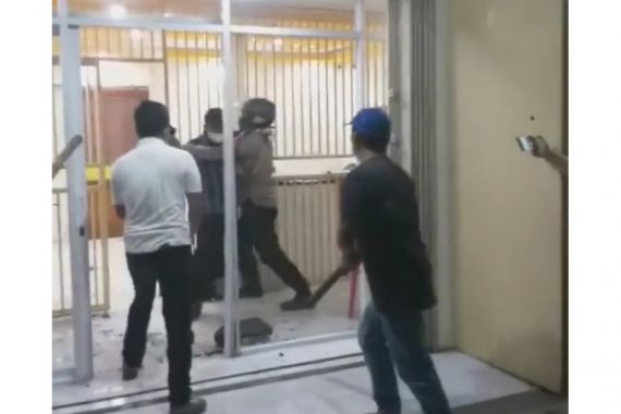 Video Detik-Detik Polisi & Warga Mengepung Perampok, Tegang, Viral di Medsos - JPNN.COM